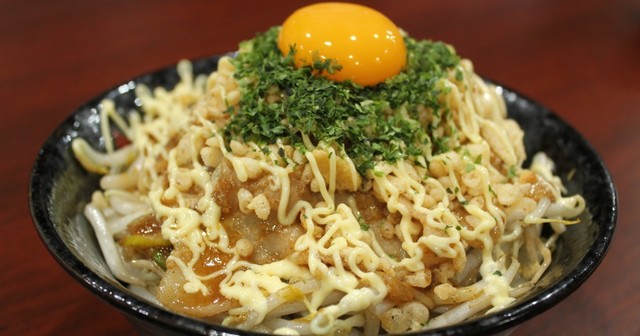 【期間限定】「広島風お好み焼き」が「すた丼」に!?ソースで食べるご飯がヤバイ『伝説のすた丼屋』