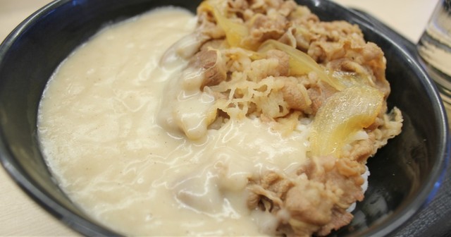 “インスタ映えしない”真っ白なカレー!?『吉野家』新商品は、しっかり辛い本格派の味わい！