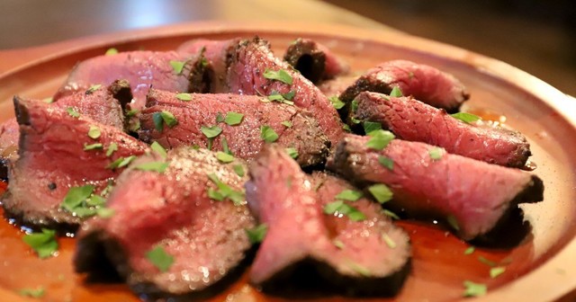 【新高円寺】500gの塊ローストビーフは圧巻！肉厚な黒毛和牛の赤身肉を堪能『Lamp』