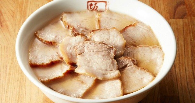 【2日間限定】焼豚で麺が見えない！肉圧たっぷりなラーメンをお得に味わうなら『喜多方ラーメン坂内』