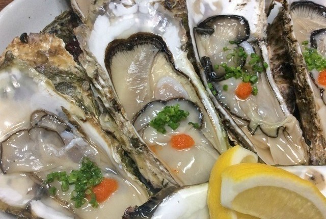 【仲町台】新鮮な牡蠣が焼きでも蒸しでも！全国各地の地酒と共にこだわりの逸品料理を楽しむ『源八』 