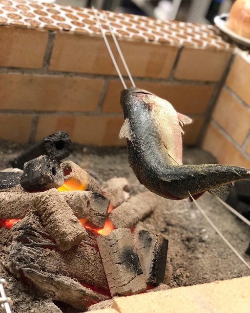 Sunrise菊池氏の新店舗、鮮魚と炉端焼きの「魚炉魚炉」が開業。