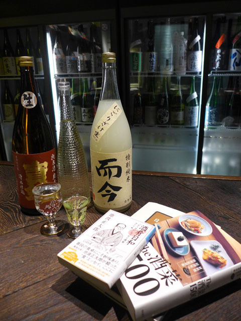 業界初、本を売る日本酒専門店「know by moto」が新宿に出店