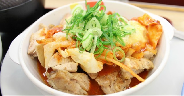 話題の「チーズタッカルビ」が『松屋』に登場！ご飯が進むジューシーで甘辛いチキンがたっぷり！