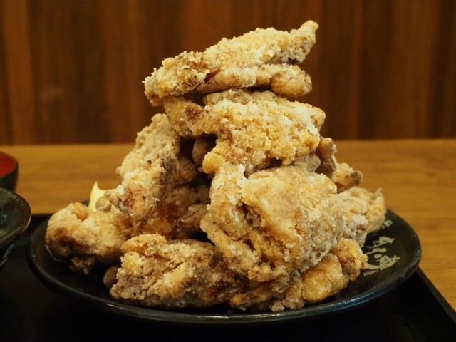 【新発売】「すた丼」味の唐揚げ!?秘伝のニンニク醤油ダレが溢れる『伝説のすた丼屋』