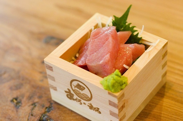 椎名町駅前「おぐろのまぐろ 本店」が立ち飲み業態で新装開業。