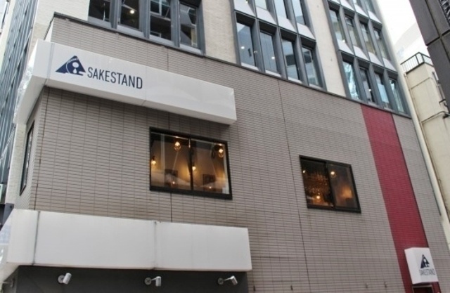 【ニューオープン】日本酒をもっと気軽に。もっと楽しく。をモットーに、ノーチャージ・キャッシュオン・オールスタンディングというカジュアルな日本酒バー「SAKESTAND shibuya dogenzakaue （サケスタンド シブヤドウゲンザカウエ）」が6月24日渋谷・道玄坂にオープン