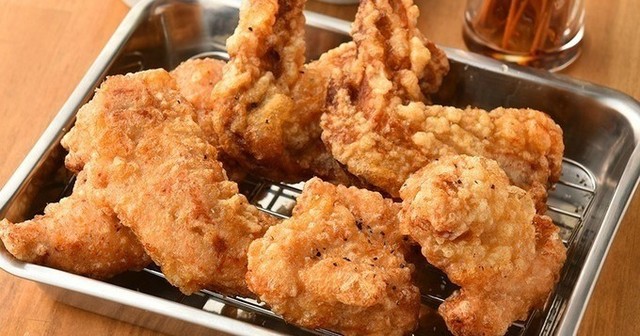 お酒が進む新感覚おつまみが登場!オリジナルのタッカルビや炒飯も。『がブリチキン。』