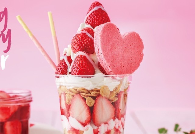 【期間限定】『スシロー』から「苺すぎるパフェ」が発売!苺ソースに練乳のクリームと苺づくしのパフェ!