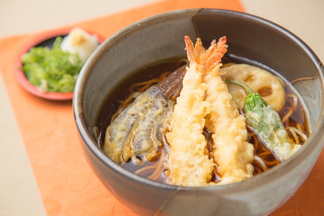 【銀座】立ち食いそば店5選！ワンコインのかき揚げそばに丼とセットで450円のお店も!?