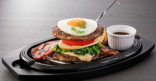 【期間限定】180gのパテ2枚で挟んだ肉バーガーも!?春のハンバーグフェア開催！『デンバープレミアム』