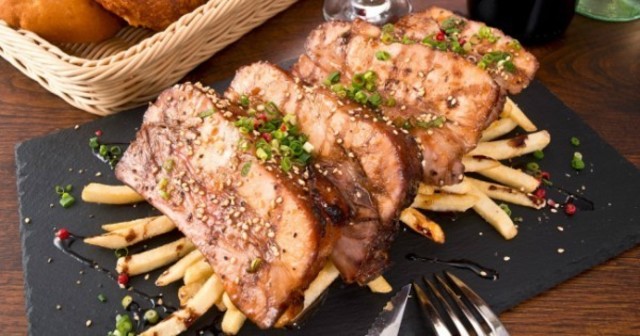 【4月限定】厚さ3cmの“極厚”骨付きスペアリブが食べ放題！「春のガッツリ肉祭り」開催『生ハム渋谷』