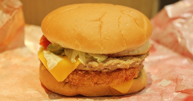 【実食レポ】ジャンク度MAX！『ロッテリア』の新バーガーは肉とポテトが合体したヤバいやつだ！