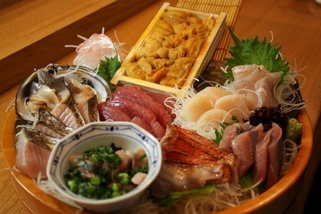 規格外の魚をリーズナブルに「〇魚（まるっと）」が門前仲町に開業