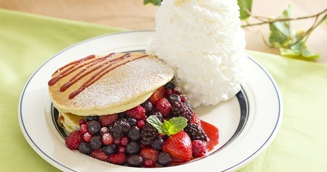 【4/27〜】GW期間限定パンケーキ登場！ベリー5種も生クリームも盛り盛り！『エッグスンシングス』