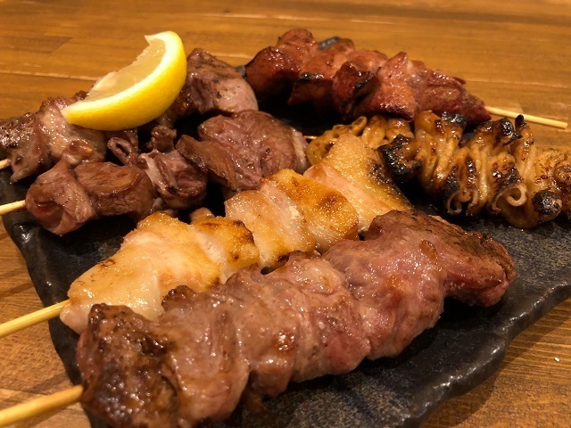 「やきとん木々家」の6号店が五反田高架下に開業。