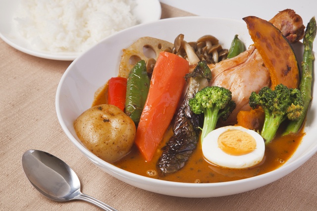 【渋谷区】野菜!コラーゲン!スパイス!すべてを1皿に凝縮した「スープカレー」が食べられるお店5選