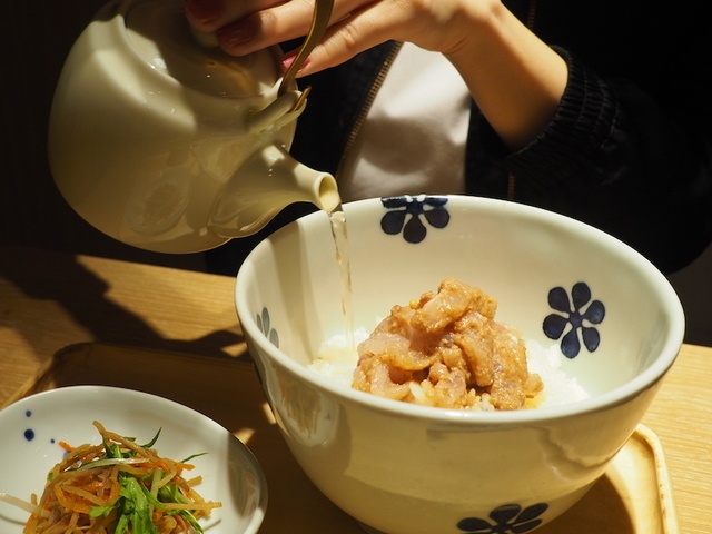 だしで広がる鯛のうま味と風味！クリーミーなだし茶漬けが朝から楽しめる『えん』