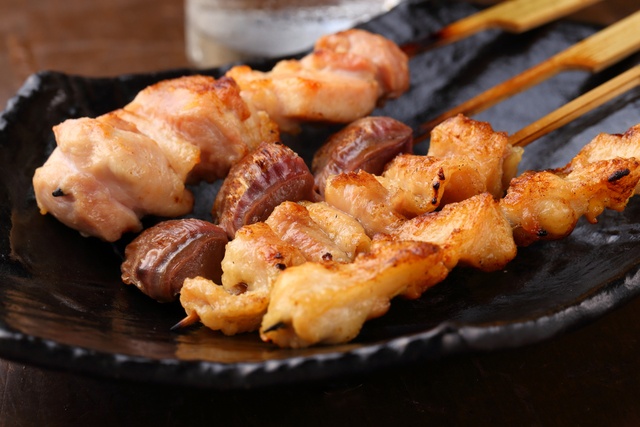 串焼きが100円で食べられる！？ モツと鶏の串焼き専門店「串屋横丁」