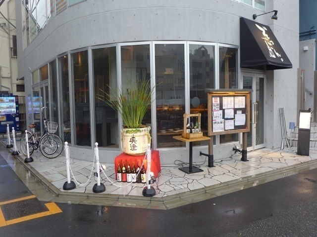 【ニューオープン】渋谷ドミナントの飲食カルチャーを仕掛けてきたNES-IRG（エヌイーエス）が、未来に繋ぐカッコいい日本酒バル「Sake Funぞっこん。」を1月31日にオープンし、幅広い世代から支持