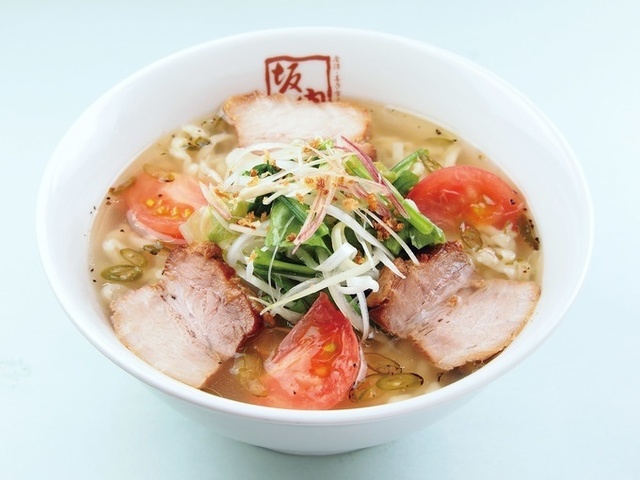 【夏季限定】青唐辛子に夏野菜たっぷりの爽快夏ラーメン！後引く辛さがクセになる『喜多方ラーメン坂内』