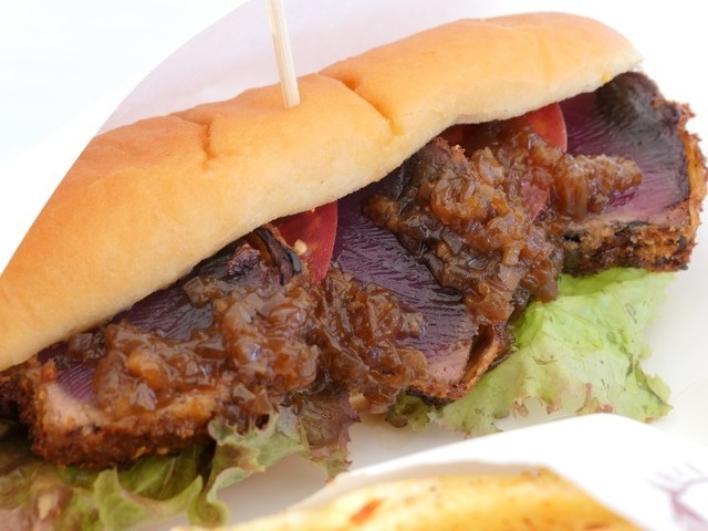 焼津の新グルメ爆誕!?『踊夏祭』で見つけた“焼津の鰹を使ったかつサンド”が旨い！