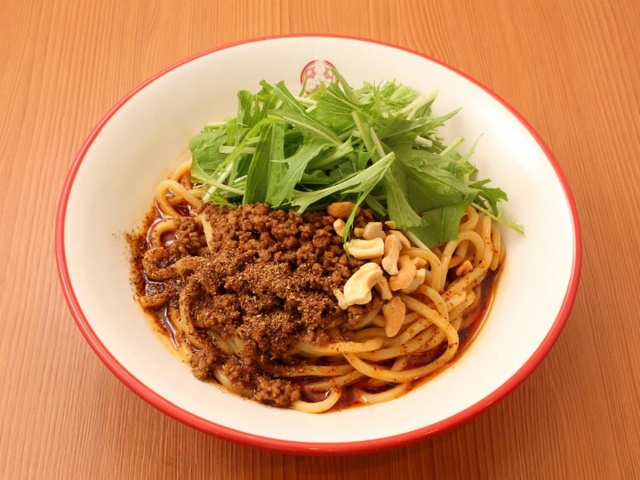 『三田製麺所』から新作登場！辛さと痺れが極太麺に絡む「汁なし担々麺」