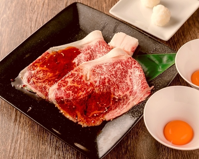 黒毛和牛のサーロインは炙りが最強!とろける肉を濃厚卵に絡めてご飯を包め『USHIHACHI』