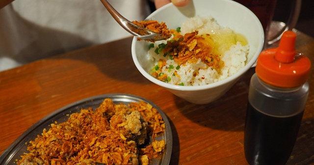 チキンの上のオリジナルスパイスをTKGにかけて2度旨い！お酒の進む新メニューが登場『がブリチキン。』