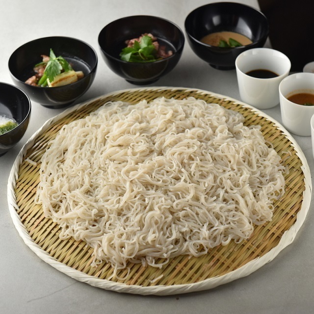 新橋にコラボ業態「博多蕎麦酒場 蕎麦屋にぷらっと」がオープン。