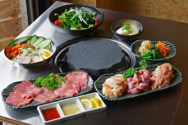 【自由が丘】天然石で焼くBBQ専門店が9月25日にオープン！『STONE GRILL NIC』