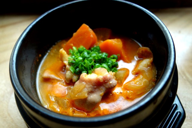 ギアラ煮込みの「大衆酒場 おきがる煮」はアラサー店主の新規独立店