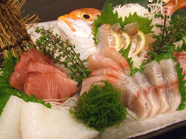 北陸から毎日空輸される新鮮な地魚。昼は"魚屋"夜は"居酒屋"というスタイルで北陸の海の幸を楽しめるお店『魚旬』