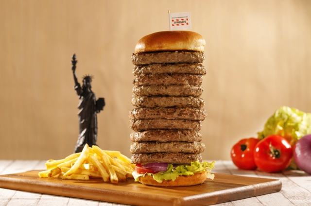 パテ10枚でも1,129円『TGIフライデーズ』が“いい肉の日”限定バーガーを販売