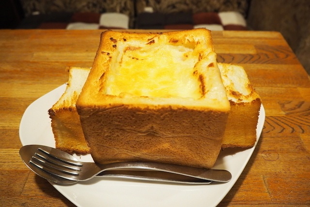 絶品グラタンに大人も子どもも大満足！鶯谷のレトロ喫茶『DEN』の名物「グラパン」