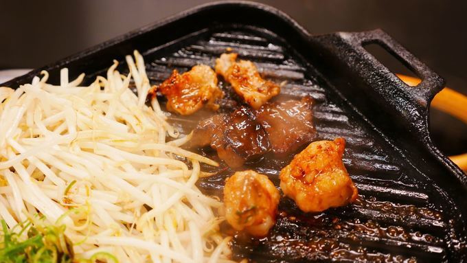 傾いた鉄板のホルモン焼きからの圧倒的に旨い〆の麺！東梅田『ホルモン 