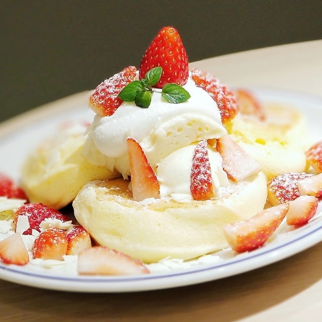 奇跡のふわふわパンケーキ『フリッパーズ』から苺とホワイトチョコの限定が登場!