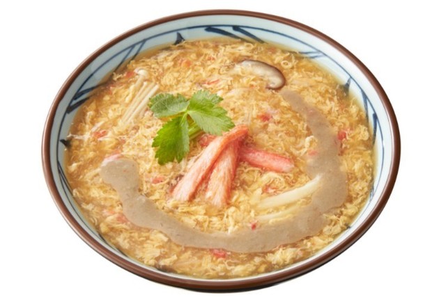 かにの身＆かにみそを使った「満福かに玉あんかけ」が『丸亀製麺』で限定販売