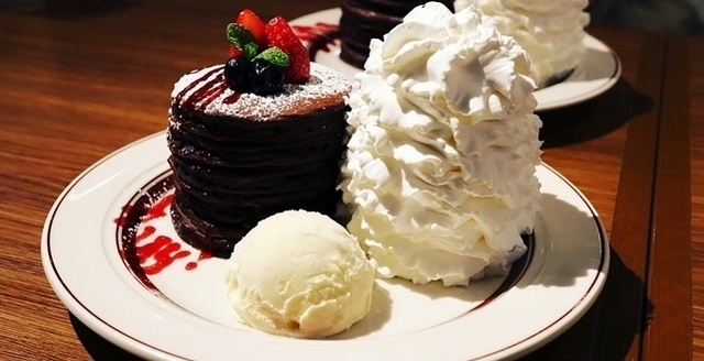 濃厚チョコにスイーツ好きも悶絶！『エッグスンシングス』バレンタイン限定パンケーキ登場