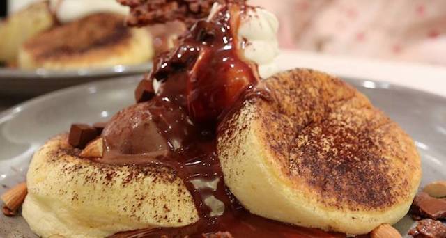 温かいチョコが染みたふわふわパンケーキが美味！『フリッパーズ』からバレンタイン限定！