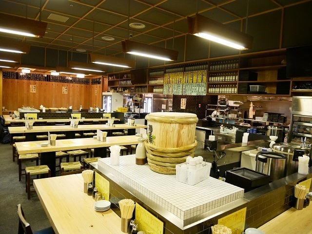 商業施設ムスブ田町に55坪110席の大箱で「酒場BEETLE」が開業