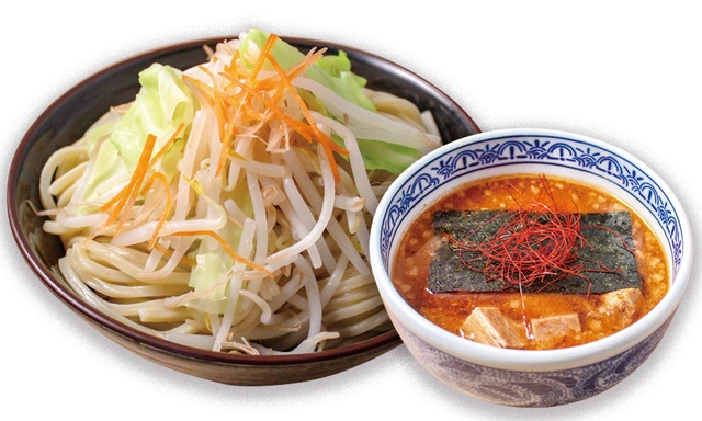 三田製麺所から約1年半ぶりの新作「濃厚魚介味噌つけ麺」登場！背脂と香味油が効いた一杯