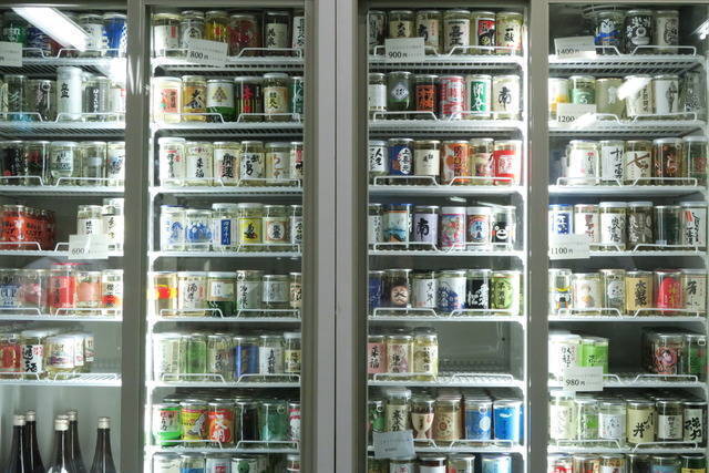 【新宿】全国のカップ酒が200種！ネオ大衆酒場「千酉足」