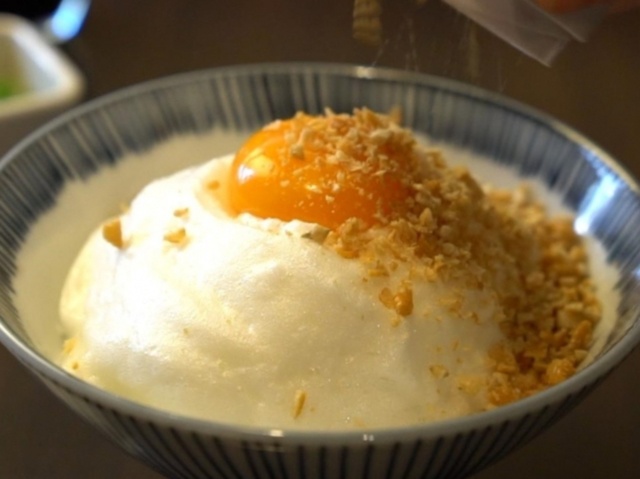 【期間限定】『亀田の柿の種』と『やきとり家すみれ』がコラボ!柿の種を使った新感覚の卵かけご飯も!