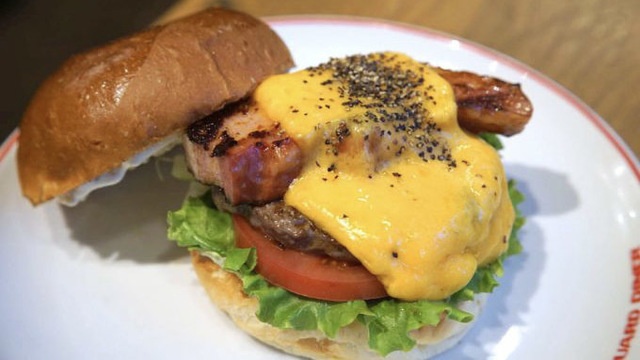『ヴィレヴァンダイナー』が提供する本格的なハンバーガーはブリオッシュバンズがたまらない