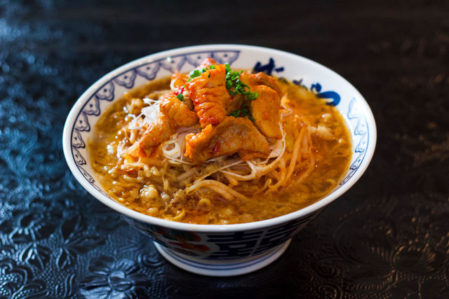 旨辛!プリプリ!ホルモンがのった「ホルモンラーメン」が『東京豚骨拉麺 ばんから』から新発売