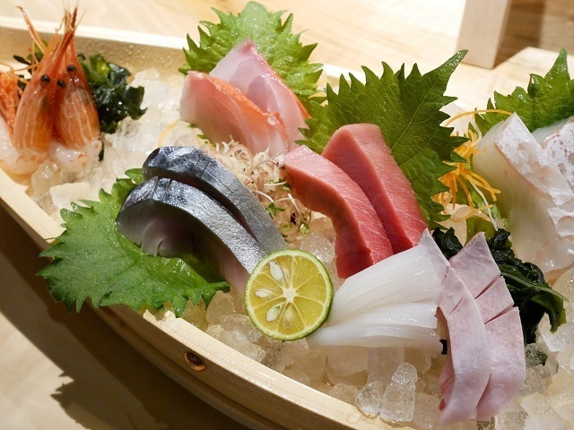 「魚まみれ眞吉」の5店舗目が新橋駅前好立地の新築ビルにオープン。