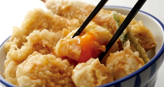 【期間限定】人気の鶏天がたっぷり！鶏、鶏、鶏の「鶏づくし天丼」を『天丼・天ぷら本舗さん天』で！