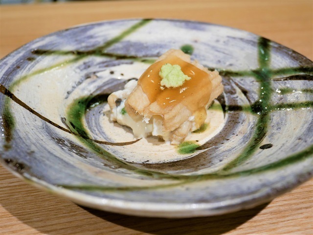 月島に「さか月」がオープン。割烹レベルの和食を立ち飲みスタイルで提供