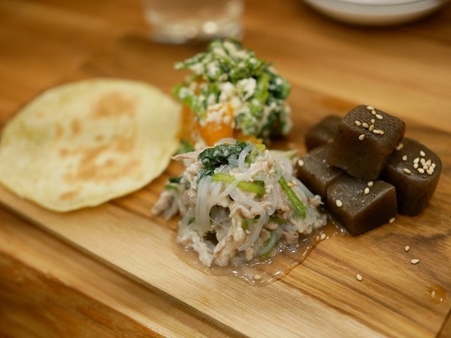 １階＆２階のオール立ち飲み酒場「すこぶる 日本橋」が開業